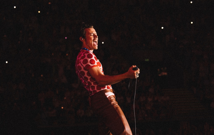 Harry Styles performing in a concert during his 'Love On Tour' (via Live Nation)